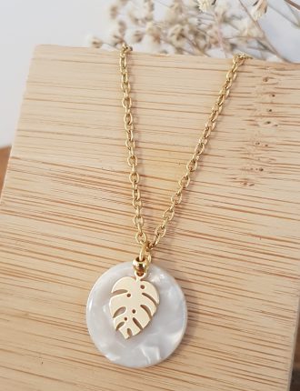 Collier acier doré et médaillon en écaille de tortue blanc nacré